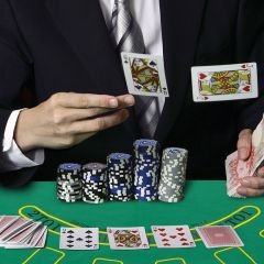 Costway Mallette de Poker 500 Jetons 2 Jeux de Cartes 1 Tapis en Feutre Coffret Professionnelle Etui en Aluminium Noir